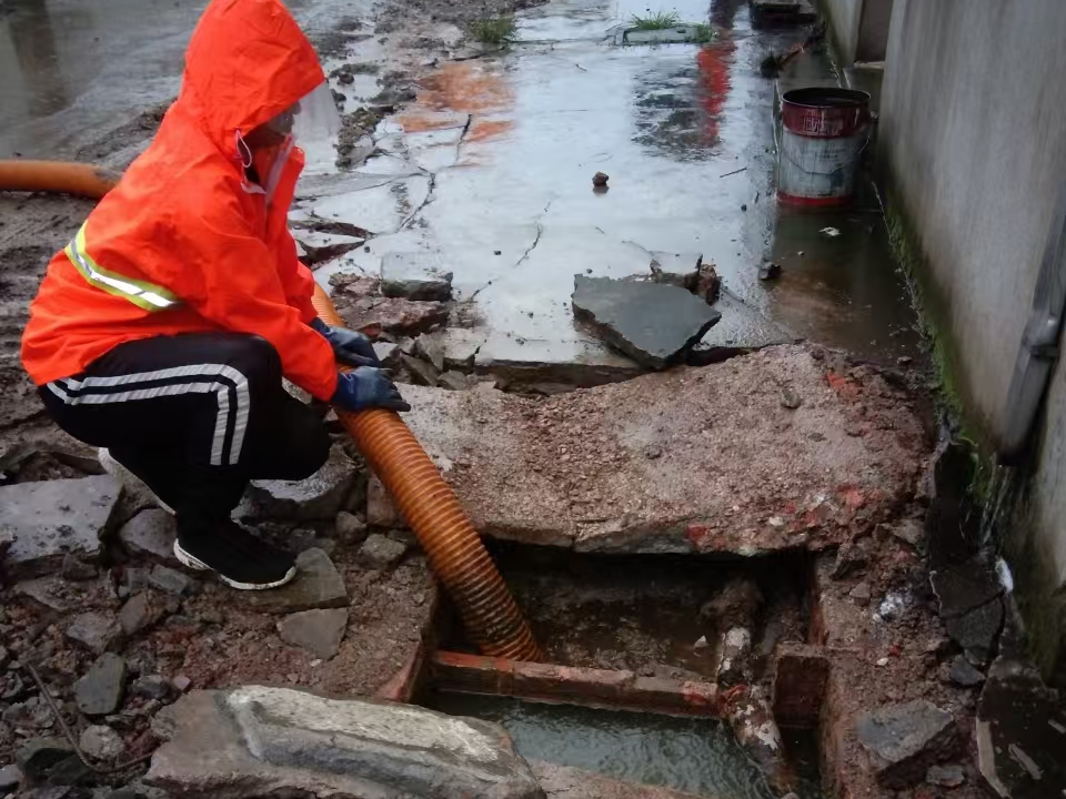 城关专业清理污水池 炜誉市政以规范流程守护城市 “肠道”